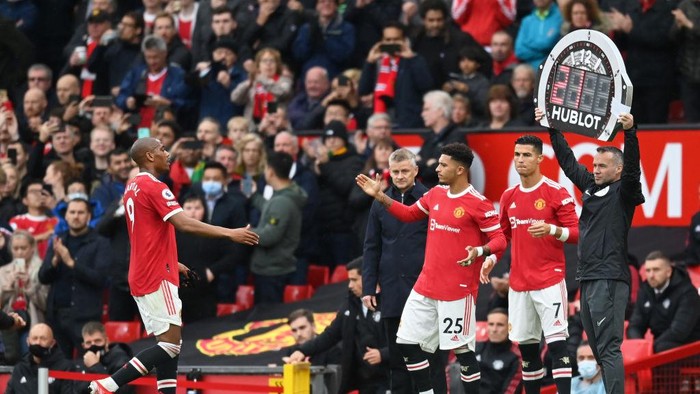 MANCHESTER, ENGLAND - OCTOBER 02: Jadon Sancho and Cristiano Ronaldo of Manchester United wait to take to the field as substitutes during the Premier League match between Manchester United and Everton at Old Trafford on October 02, 2021 in Manchester, England. (Photo by Michael Regan/Getty Images)
