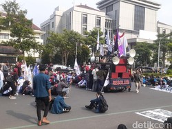 Massa Mahasiswa-Buruh Penolak Tambang Wadas Geruduk Kantor Ganjar