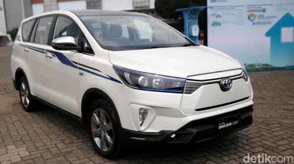 Melihat dari Dekat Kijang Innova Listrik yang Mejeng di IIMS