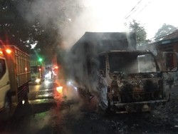 Truk Pendingin Makanan Terbakar di Bekasi, Diduga Korsleting Listrik
