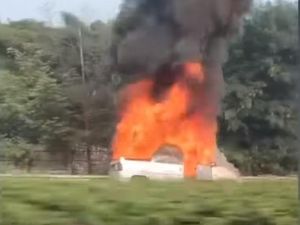 Mobil Terbakar di Km 43 Tol Cikunir, Berawal dari AC Mati Mendadak