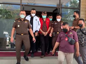 Momen Edy Mulyadi Kenakan Baju Tahanan-Tangan Diborgol