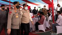 Momen Wakapolri Tinjau Vaksinasi COVID-19 di Sukabumi