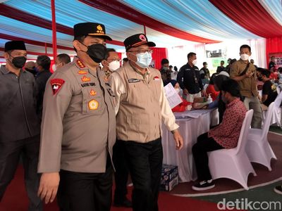 Momen Wakapolri Tinjau Vaksinasi COVID-19 di Sukabumi