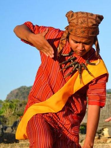 Pakaian adat Sulawesi Selatan.