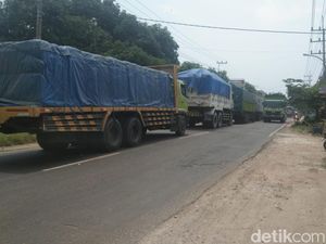 Sambat Sopir Truk di Tengah Kemacetan Saat Jembatan Balun Lamongan Ambles Sambat Sopir Truk di Tengah Kemacetan Saat Jembatan Balun Lamongan Ambles