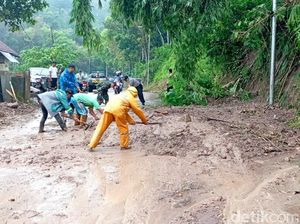 Jalur Pacet-Trawas Mojokerto kembali Tertimbun Longsor