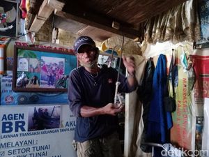 Kisah Pria Pangandaran Berjalan Mundur untuk Menebus Dosa Kisah Pria Pangandaran Berjalan Mundur untuk Menebus Dosa