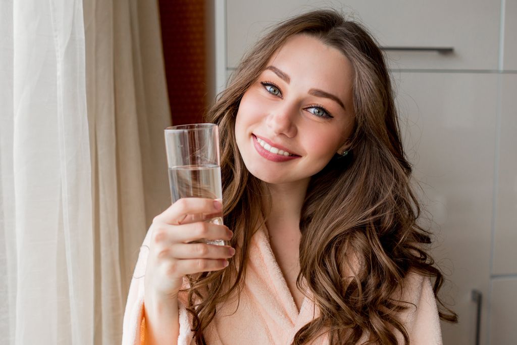 Perbanyak minum air putih minimal 8 gelas sehari atau 2 liter
