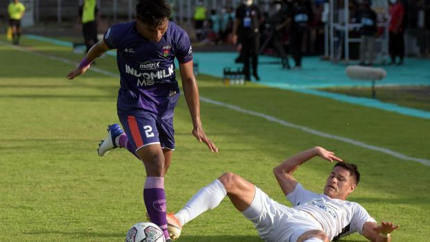 Pesepak bola Persipura Jayapura Ramiro Fergonzi (kanan) berebut bola dengan pesepak bola Persita Obet Choiri (kiri) pada pertandingan Liga 1 di Stadion Kompyang Sujana, Denpasar, Bali, Kamis (31/3/2022). Persipura Jayapura menang atas Persita dengan skor 3-0. ANTARA FOTO/Nyoman Hendra Wibowo/rwa.