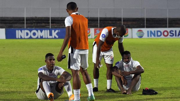 Sejumlah pesepak bola Persipura Jayapura tertunduk usai menghadapi Persita pada pertandingan Liga 1 di Stadion Kompyang Sujana, Denpasar, Bali, Kamis (31/3/2022). Persipura Jayapura dipastikan terdegradasi dari Liga 1 Indonesia 2021/2022. ANTARA FOTO/Nyoman Hendra Wibowo/rwa.