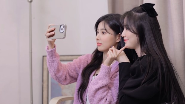 Potret Kang Hye Won dan Shuhua (G)-IDLE/ Foto: youtube.com/강혜원 Potret Kang Hye Won dan Shuhua