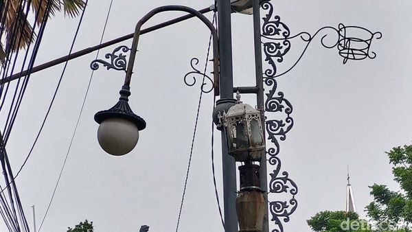 Lampu Taman di Jalan Merdeka Bandung Rusak