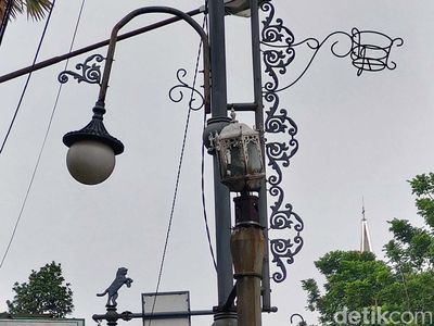 Lampu Taman di Jalan Merdeka Bandung Rusak