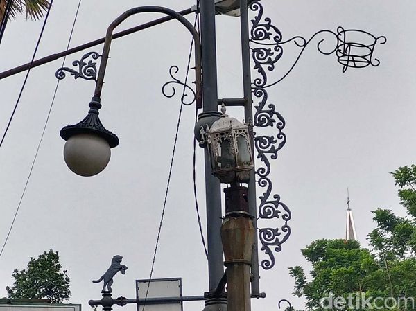 Lampu Taman di Jalan Merdeka Bandung Rusak