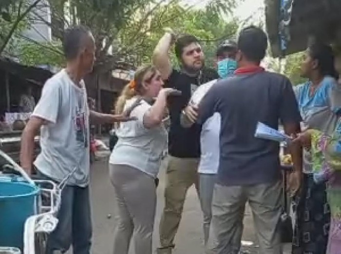 Rekaman video bule bertengkar dengan pedagang di Pasuruan