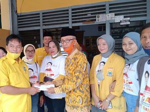 Relawan Airlangga Hartarto Beri Bantuan ke Korban Kebakaran di Muara Enim