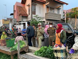 Picu Macet, Ratusan Pedagang di Bahu Jalan Pasar Longopan Kendal Ditertibkan Picu Macet, Ratusan Pedagang di Bahu Jalan Pasar Longopan Kendal Ditertibkan
