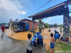 Hujan Deras Sejam di Kendari, Jalan Langsung Terendam Banjir Hujan Deras Sejam di Kendari, Jalan Langsung Terendam Banjir