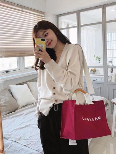 Sooyoung SNSD dengan tas Marhen. J