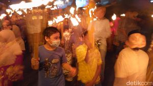 Suka Cita Pawai Obor untuk Sambut Ramadan