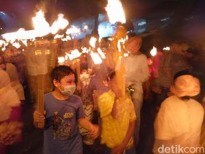 Suka Cita Pawai Obor untuk Sambut Ramadan