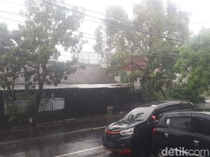 Beberapa Kawasan di Surabaya Hujan Deras Disertai Angin Kencang