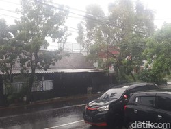 Beberapa Kawasan di Surabaya Hujan Deras Disertai Angin Kencang