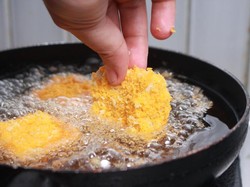 Tak Harus Banyak Minyak, Ini 5 Teknik Menggoreng yang Populer