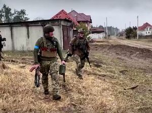 Tentara Ukraina Punguti Senjata Perang Milik Rusia