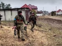 Tentara Ukraina Punguti Senjata Perang Milik Rusia