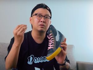 Sepatu, Alat Tempur & Harapan Isser Whitey James Sepatu, Alat Tempur & Harapan Isser Whitey James