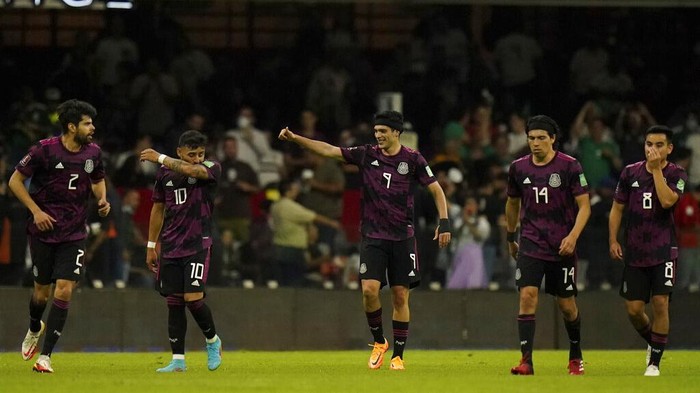 Mexicos Raul Jimenez, center, celebrates after scoring his sides second goal against El Salvador during a qualifying soccer match for the FIFA World Cup Qatar 2022 in Mexico City, Wednesday, March 30, 2022. (AP Photo/Eduardo Verdugo)