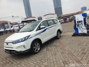 Wow! Toyota Kijang Innova Listrik Muncul di IIMS 2022