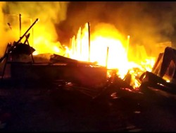 Asrama Polisi di Mamasa Terbakar, 7 Rumah-4 Kendaraan Hangus