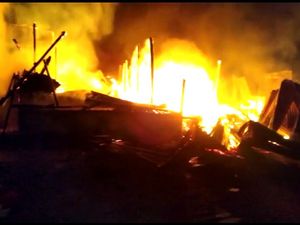 Asrama Polisi di Mamasa Terbakar, 7 Rumah-4 Kendaraan Hangus Asrama Polisi di Mamasa Terbakar, 7 Rumah-4 Kendaraan Hangus