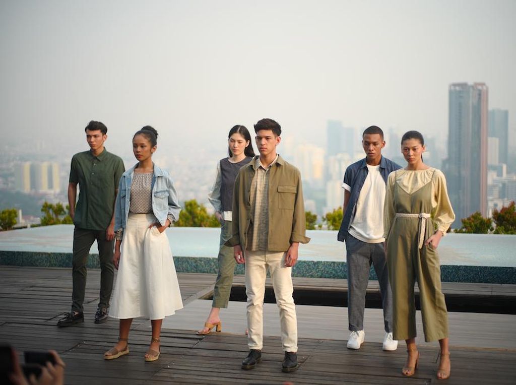 Koleksi Batik Uniqlo Terbaru dengan Bai Populo, Dihiasi 7 Motif Batik Koleksi Batik Uniqlo Terbaru dengan Bai Populo, Dihiasi 7 Motif Batik