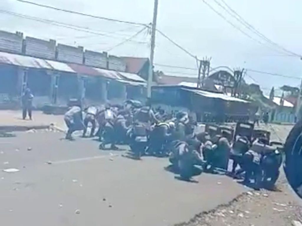 Terus Ricuh Demo Tolak DOB di Papua hingga Warga dan Aparat Jadi Korban Terus Ricuh Demo Tolak DOB di Papua hingga Warga dan Aparat Jadi Korban