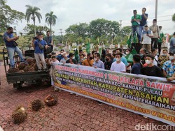 Protes Jalan Rusak, Warga Bawa 1 Ton Sawit ke Kantor Bupati Asahan