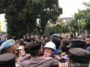 Demo Mahasiswa di DPRD Sukabumi Diwarnai Kericuhan, Ini Tuntutannya