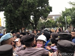 Demo Mahasiswa di DPRD Sukabumi Diwarnai Kericuhan, Ini Tuntutannya