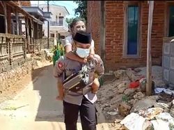 Kegigihan Bripka Hamsun di Masa Corona, Gendong Nenek Disabilitas untuk Vaksin
