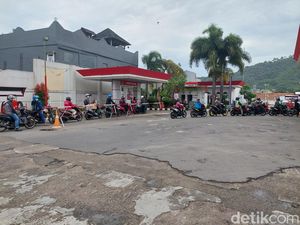 Pertamax Naik, SPBU Jalur Pertalite Ramai Antrean Kendaraan Pertamax Naik, SPBU Jalur Pertalite Ramai Antrean Kendaraan