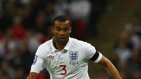 Buat Ashley Cole, cemoohan suporter bukanlah hal yang asing-asing amat. Tapi cemoohan fans Inggris di 2009 tetap membuatnya sakit hati. Foto: Getty Images/Clive Rose