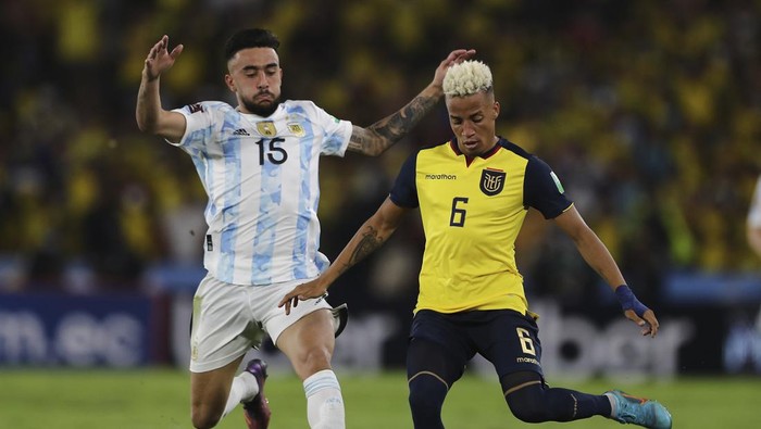 Ecuadors Byron Castillo, right, is challenged by Argentinas Nicolas Gonzalez during a qualifying soccer match for the FIFA World Cup Qatar 2022 at Monumental Banco Pichincha stadium in Guayaquil, Ecuador, Tuesday, March 29, 2022. (Jose Jacome/Pool via AP)