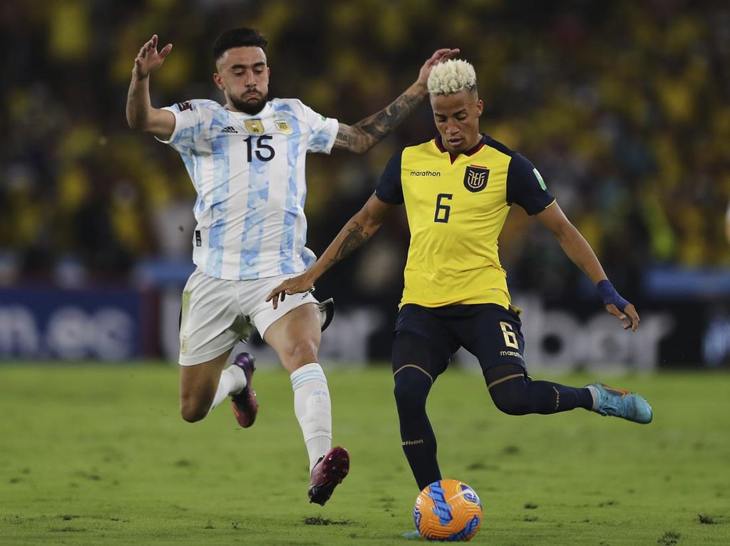 Pemain Ekuador Dapat Jersey Messi: Pamer ke Teman, Lari-lari Girang