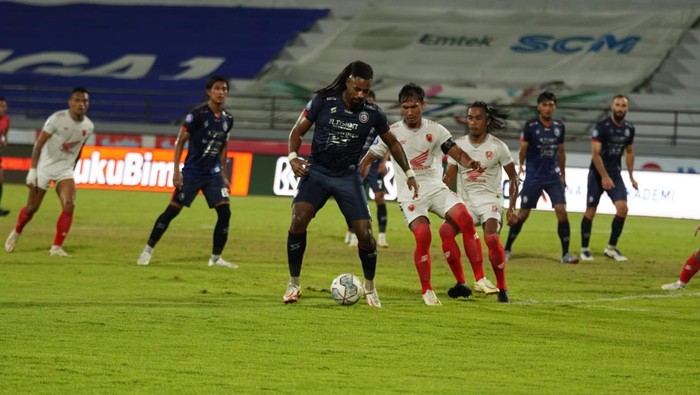 Manajemen Arema FC menyayangkan keputusan Carlos Fortes yang pindah ke PSIS Semarang. Fortes dinilai menyalahi aturan kerja sama.