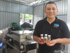 Cerita Chris Warga Manado Olah Sampah Plastik-Minyak Goreng Bekas Jadi BBM Cerita Chris Warga Manado Olah Sampah Plastik-Minyak Goreng Bekas Jadi BBM