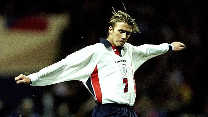 David Beckham 18 Nov 1998: David Beckham of England in action during the International friendly against the Czech Republic at Wembley in London. England won 2-0. \ Mandatory Credit: Shaun Botterill /Allsport