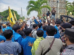 Mahasiswa PMII Geruduk Pemkab Ponorogo Tuntut Solusi Pencemaran Sampah